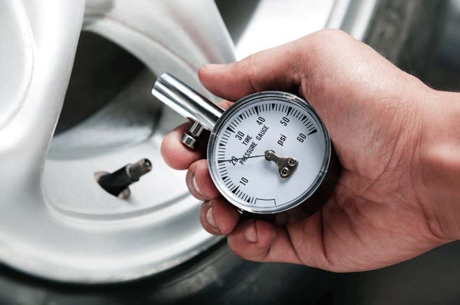 Checking tire pressure with a round tire pressure gauge